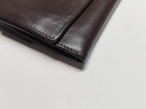補修後のプラダの財布