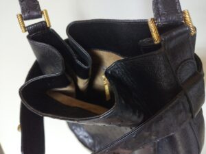 染め直し後のオーストリッチレザーバッグ開口部