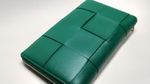 補修後のボッテガ・ヴェネタ長財布の表皮