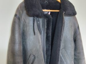 表皮が乾燥して白っぽくなったムートン革ジャケット