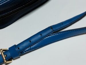 硬化して折れたルイ・ヴィトンエピのショルダーバッグのベルト