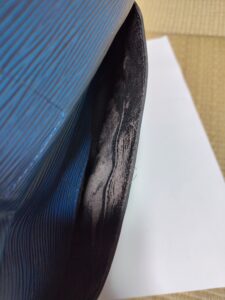 加水分解で剥がれたルイ・ヴィトンエピショルダーバッグポケットの内張り