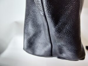 柔軟性を回復し、変形していたバッグが元の形に回復