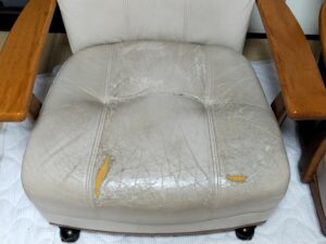 補修前のダイニングソファの座面の破れ