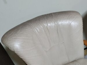 補修前のダイニングソファの背もたれの黒ずみ