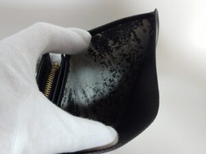 補修前のルイ・ヴィトンエピ財布のお札入れの内側の剥がれ