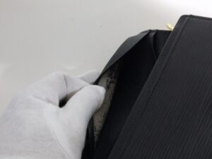 補修前のルイ・ヴィトンエピ財布カード入れの内側の剥がれ