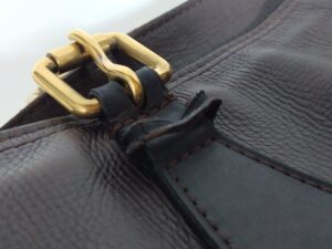 補修前のルイ・ヴィトントートバッグベルトを通す革の劣化