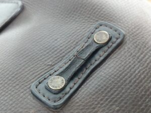 補修前のルイ・ヴィトントートバッグベルト通しの革の切れ