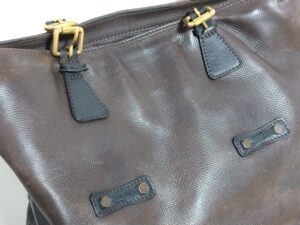 補修前のルイ・ヴィトントートバッグ持ち手を通す革の劣化