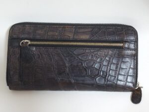 補修前のクロコダイルレザー財布裏側
