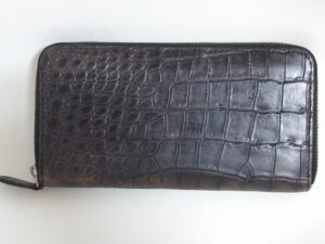 補修前のクロコダイルレザー財布