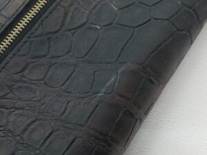 補修前のクロコダイルレザー財布のスレ傷