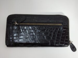 補修後のクロコダイルレザー財布裏側
