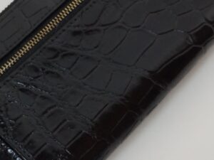 スレ傷補修後のクロコダイルレザー財布