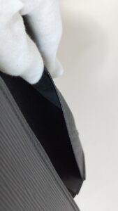 カード入れ内側の合皮を布生地に張り替えた状態