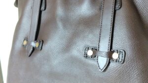 補修後のルイ・ヴィトントートバッグの持ち手を通すループの革部分