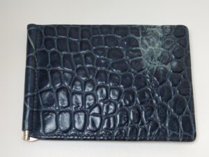 補修前の色落ちしたクロコダイルレザーの札入れ