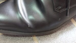 ビジネスシューズ側面についた傷