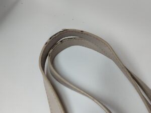 補修前バッグの表皮が剥がれた持ち手