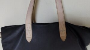 補修前のバッグの持ち手付け根のスレ傷