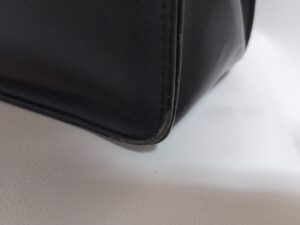補修前のダレスバッグのコーナースレ傷