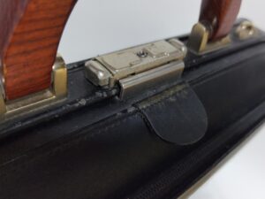 補修前のダレスバッグのスレ傷