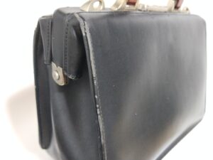 補修前のダレスバッグの表皮剥がれ