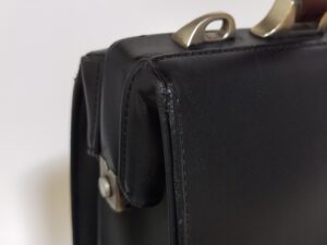 表皮剥がれ補修後のバッグの端面