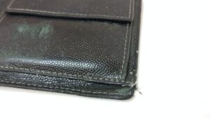 補修前のカルティエ財布のスレ、縫製ほつれ