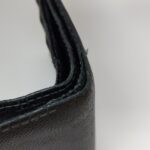 補修前のカルティエ財布の札入れ上部のスレ