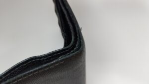補修前のカルティエ財布の札入れ上部のスレ