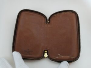 キーを下げる金具が切断された状態のルイ・ヴィトンモノグラムキーケース内装