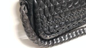 補修前のシャネルのバッグの持ち手のスレ