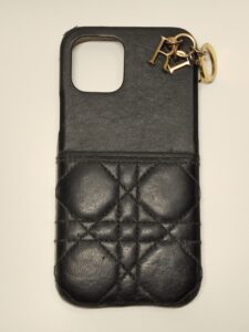 補修前のディオールスマホケース