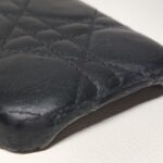 補修前のディオールスマホケースの傷み
