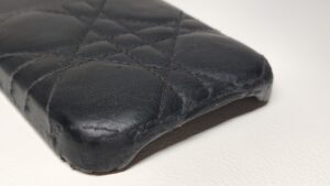 補修前のディオールスマホケースの傷み