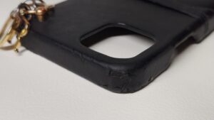 補修前のディオールスマホケースの革表皮ひび割れ、削れ