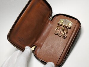 キーを下げる金具を取り付け後のルイ・ヴィトンモノグラムキーケース内装