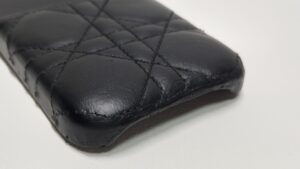補修後のディオールスマホケース下部