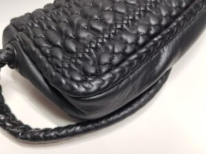 革の剥がれ補修後のシャネルバッグの底のコーナー部分