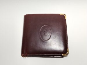 補修前のカルティエの財布