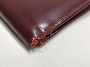 補修前のカルティエ財布折り曲げ部分の破れ