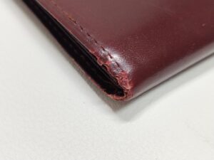 補修前のカルティエ財布折り曲げ部分の革の剥がれ