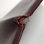 補修前のカルティエの財布破れ、革の欠損