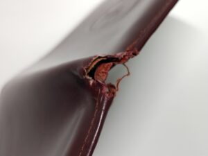補修前のカルティエの財布破れ、革の欠損
