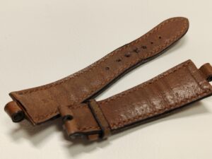 補修前のブルガリ腕時計ベルト内側