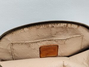 補修前のルイ・ヴィトンポーチの内装