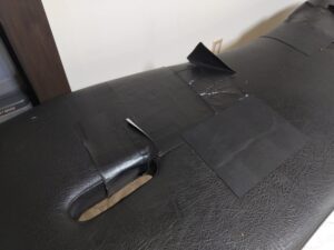 補修前の破れた施術台