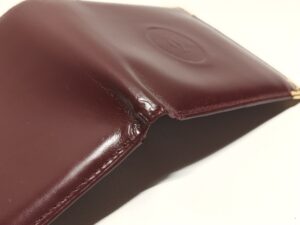 補修後のカルティエ財布の折り曲げ部分を開いた状態